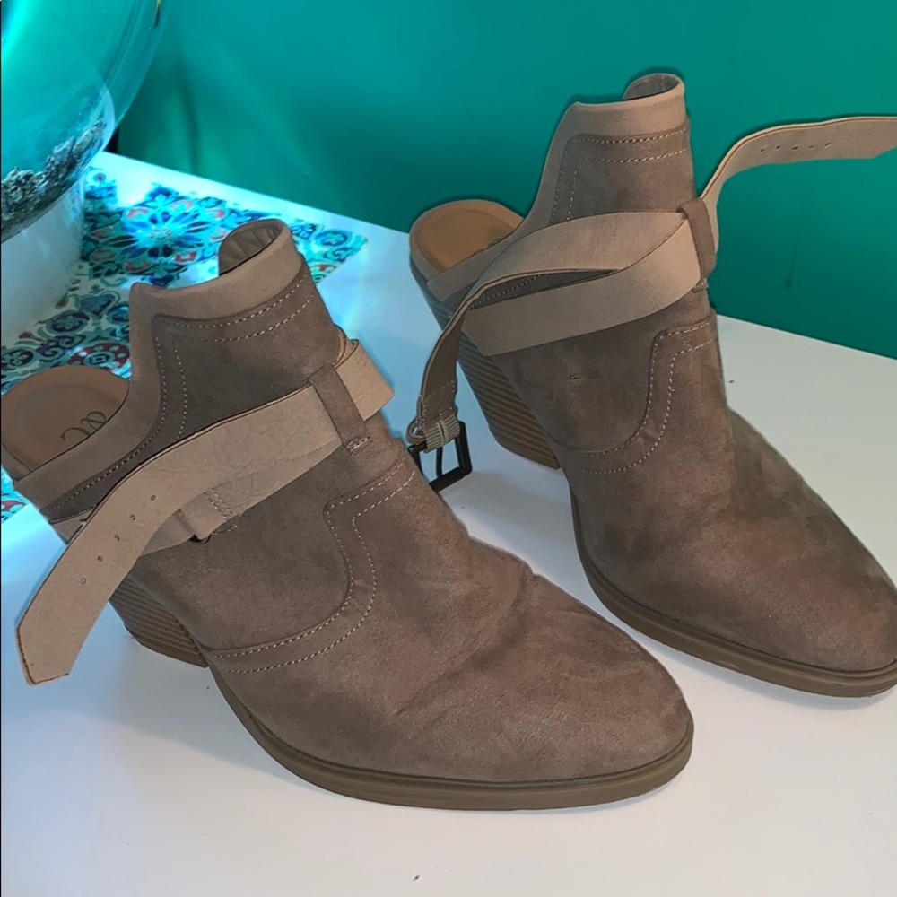 Size 6 NYC cute heeled shoes